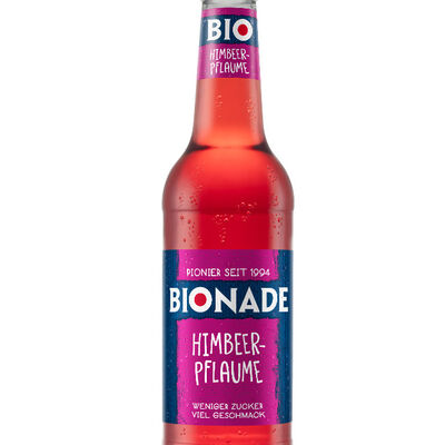 BIONADE pflaumt jetzt Himbeeren an