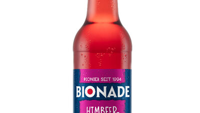 BIONADE pflaumt jetzt Himbeeren an