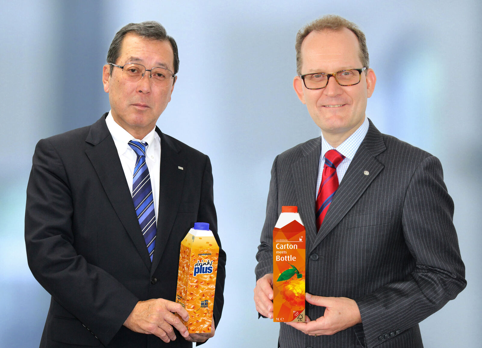 Kouichi Hashimoto, Senior Executive Corporate Officer bei DNP (links), und Markus Boehm, Chief Market Officer bei SIG Combibloc (rechts)