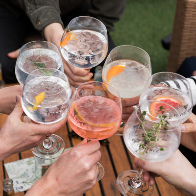 Anstoßen für den guten Zweck: Fever-Tree ruft zum Kampf gegen Malaria auf