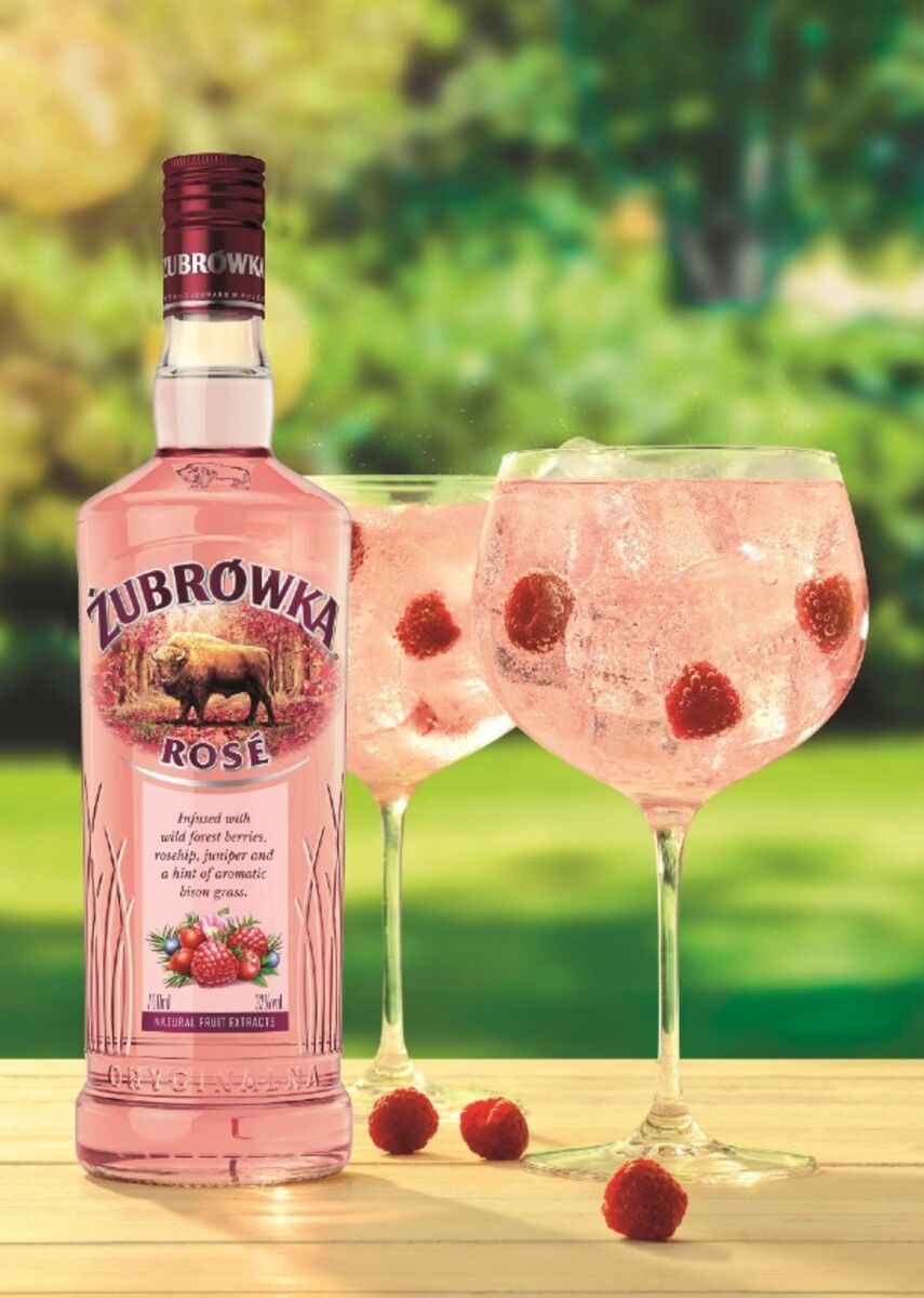 Die Vodka basierte Neuheit Żubrówka Rosé ist die erste ihrer Art und schafft einen aromatischen Aperitifmoment