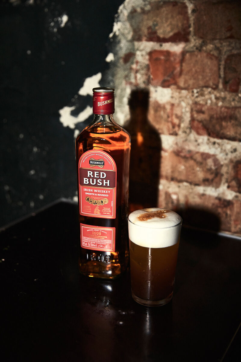 Red Sour Highball Zwei Cocktailklassiker in Rot mit Bushmills Red Bush