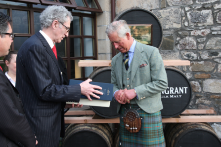 Master Distiller übergibt Prince Charles das Beste aus 50 Jahren: Glen Grant Five Decades Limited Edition